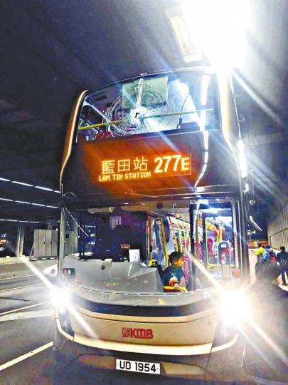 ■九巴駛至彩虹邨對開時,擋風玻璃被鬆脫墮下的電線喉管打至碎裂。讀者提供圖片■疑打破巴士擋風玻璃的黑色喉管末端連着黑盒。 ■九巴駛至彩虹邨對開時,擋風玻璃被鬆脫墮下的電線喉管打至碎裂。讀者提供圖片■疑打破巴士擋風玻璃的黑色喉管末端連着黑盒。
