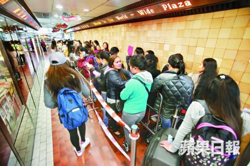 ■多名菲傭昨在TNG店舖外排隊,希望領取1,000元津貼。劉漢權攝■有受事件影響的菲傭獲找換店老闆Franki(右圖)派發100元慰問金,表現興奮。 ■多名菲傭昨在TNG店舖外排隊,希望領取1,000元津貼。劉漢權攝■有受事件影響的菲傭獲找換店老闆Franki(右圖)派發100元慰問金,表現興奮。