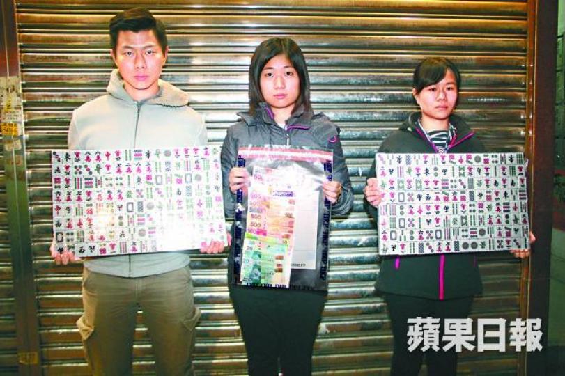 ■警員展示撿獲的麻雀及賭款。