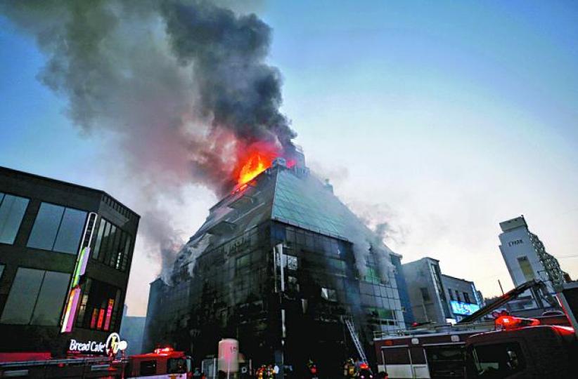 ■忠清北道堤川市起火大廈冒出濃濃黑煙，當局相信火警是在底層停車場一汽車首先發生。路透社