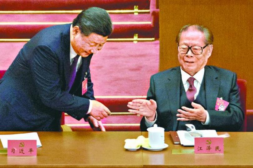 ■在中共十九大習近平彎腰與江澤民握手。資料圖片■江澤民手抄魯迅詩再被熱炒。互聯網 ■在中共十九大習近平彎腰與江澤民握手。資料圖片■江澤民手抄魯迅詩再被熱炒。互聯網