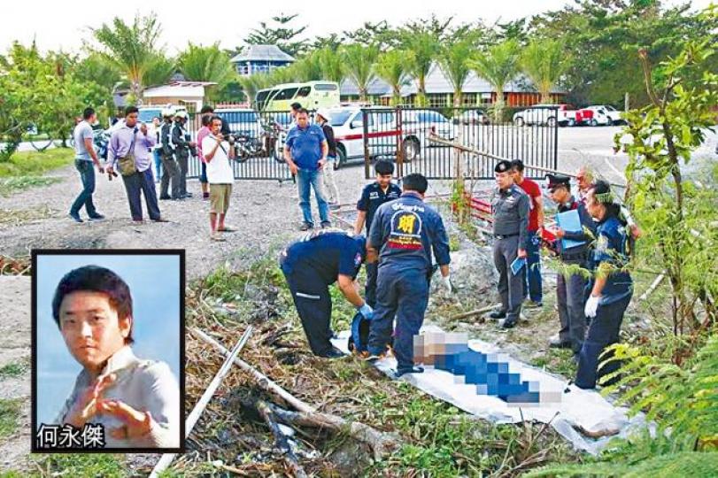 ■泰國警方檢查被踩死領隊何永傑的遺體。互聯網■案發現場的圍欄被大象拗彎推倒。互聯網 ■泰國警方檢查被踩死領隊何永傑的遺體。互聯網■案發現場的圍欄被大象拗彎推倒。互聯網