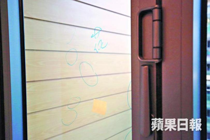 ■玻璃窗有崩花問題。 ■玻璃窗有崩花問題。