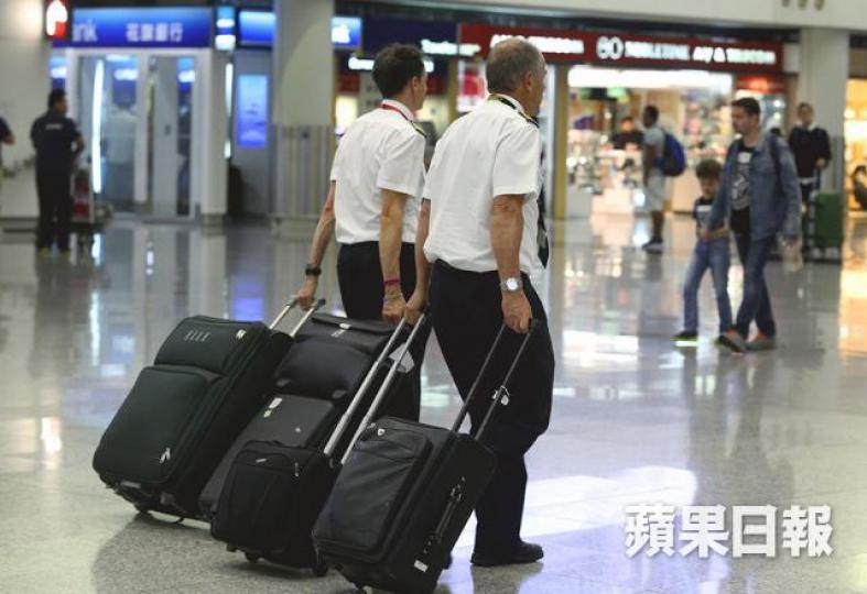 ■近九成國泰駐港機師支持為工業行動升級作準備。資料圖片 ■近九成國泰駐港機師支持為工業行動升級作準備。資料圖片