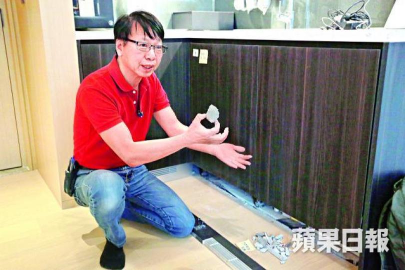 ■發展商未清除單位所有垃圾,詹sir發現廚櫃底有不少亂石。周志堅攝■洗衣機去水喉(左圖)及洗手盆去水喉隔氣均漏水。■單位三項驗樓工種吞蛋,包括地板,全屋出現多處鬆動。■睡房出現空心批盪。 ■發展商未清除單位所有垃圾,詹sir發現廚櫃底有不少亂石。周志堅攝■洗衣機去水喉(左圖)及洗手盆去水喉隔氣均漏水。■單位三項驗樓工種吞蛋,包括地板,全屋出現多處鬆動。■睡房出現空心批盪。