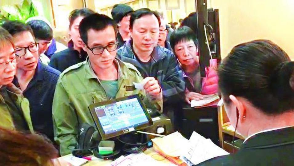 ■大批食客昨晚因未能依時入席,在青衣喜悅皇宮外鼓譟。讀者提供圖片■至晚上約10時許,食客始能相繼入座。 ■大批食客昨晚因未能依時入席,在青衣喜悅皇宮外鼓譟。讀者提供圖片■至晚上約10時許,食客始能相繼入座。