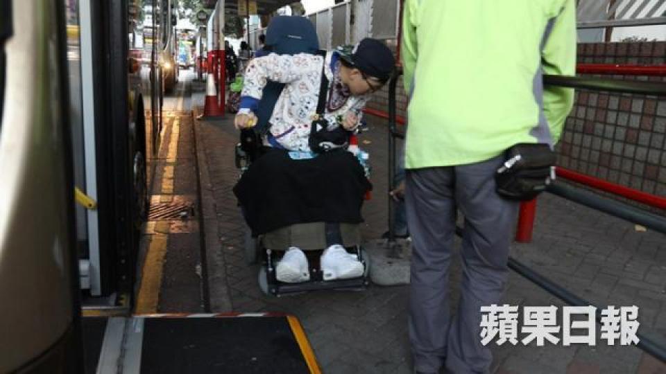 中途巴士站的排隊通道狹窄,令輪椅使用者難以通過。(黃文邦攝)私家車、貨車違泊,令巴士沒法埋站,嘉敏曾因而被迫花半小時等下一班車。(資料圖片)若巴士的地台下降幅度較少,嘉敏便需靠車長或市民幫忙推電動輪椅上車。(黃文邦攝)嘉敏說,稍大型的電動輪椅可能難以順利通過部分車廂通道,巴士公司則指規格符合運輸署標準。(黃文邦攝)行李箱、購物車、嬰兒車等佔據巴士輪椅位的情況很常見,嘉敏卻曾反被罵阻礙其他乘客放置物品。(黃海燕攝)Alan不滿部份巴士司機的服務,例如不待他泊好輪椅就開車。(何建忠攝) 中途巴士站的排隊通道狹窄,令輪椅使用者難以通過。(黃文邦攝)私家車、貨車違泊,令巴士沒法埋站,嘉敏曾因而被迫花半小時等下一班車。(資料圖片)若巴士的地台下降幅度較少,嘉敏便需靠車長或市民幫忙推電動輪椅上車。(黃文邦攝)嘉敏說,稍大型的電動輪椅可能難以順利通過部分車廂通道,巴士公司則指規格符合運輸署標準。(黃文邦攝)行李箱、購物車、嬰兒車等佔據巴士輪椅位的情況很常見,嘉敏卻曾反被罵阻礙其他乘客放置物品。(黃海燕攝)Alan不滿部份巴士司機的服務,例如不待他泊好輪椅就開車。(何建忠攝)