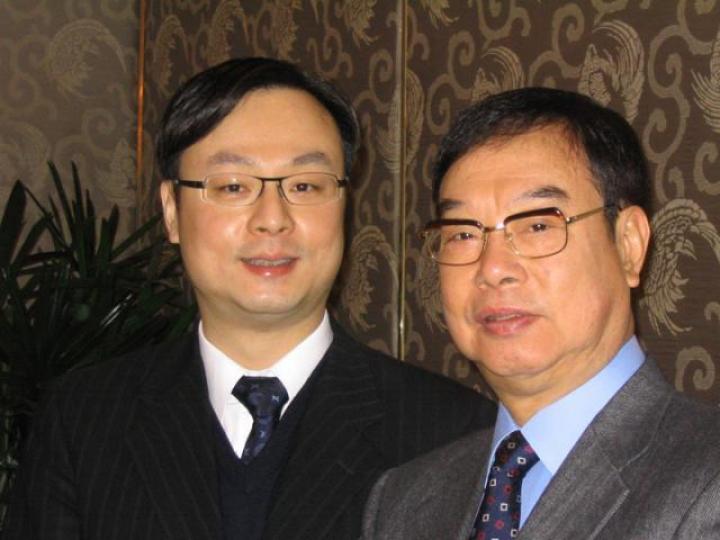 ■鎮科集團創辦人吳鎮科(右)及兒子吳毅(左)。 ■鎮科集團創辦人吳鎮科(右)及兒子吳毅(左)。
