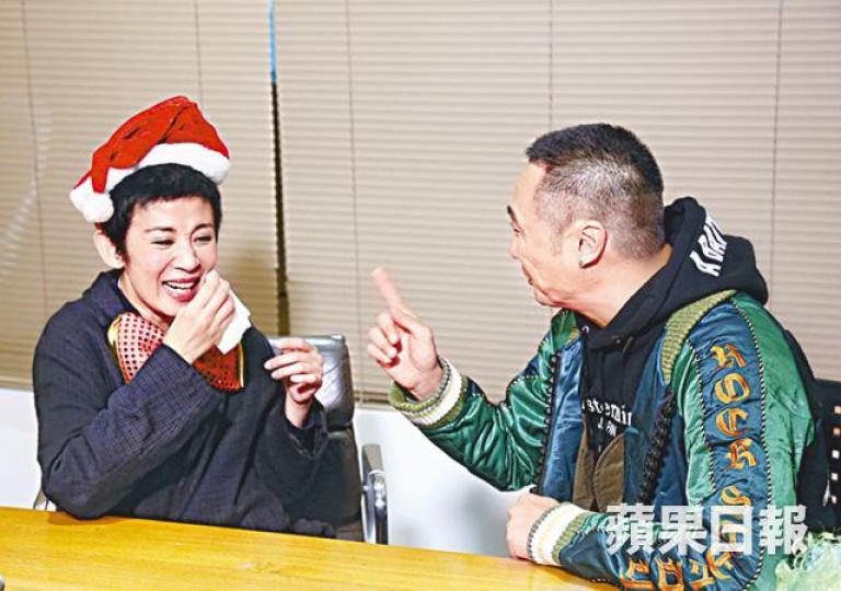 ■吳君如前晚與吳鎮宇為《妖鈴鈴》直播玩遊戲時,玩到又喊又笑。■吳君如首次執導兼主演新戲,希望獲金像獎最佳新導演提名。■吳鎮宇連環答錯吳君如的電影問題,被罰戴上聖誕帽。 ■吳君如前晚與吳鎮宇為《妖鈴鈴》直播玩遊戲時,玩到又喊又笑。■吳君如首次執導兼主演新戲,希望獲金像獎最佳新導演提名。■吳鎮宇連環答錯吳君如的電影問題,被罰戴上聖誕帽。
