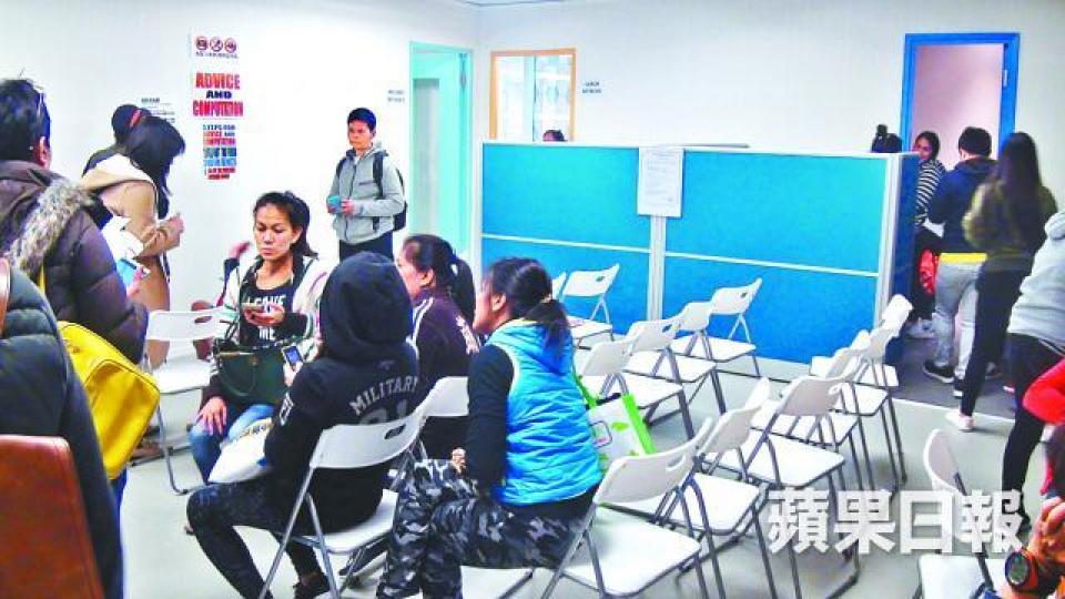 ■受影響女傭昨到菲律賓海外勞工辦事處申請免費機票。 ■受影響女傭昨到菲律賓海外勞工辦事處申請免費機票。