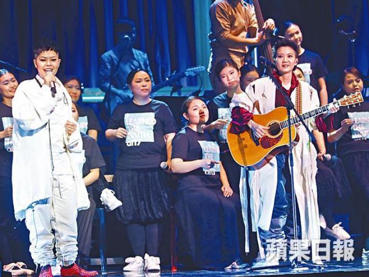 ■at17的Ellen(右)與二汶相隔七年再度合體開騷。■Ellen太太余靜萍在台下當觀眾,也玩得好high。 ■at17的Ellen(右)與二汶相隔七年再度合體開騷。■Ellen太太余靜萍在台下當觀眾,也玩得好high。