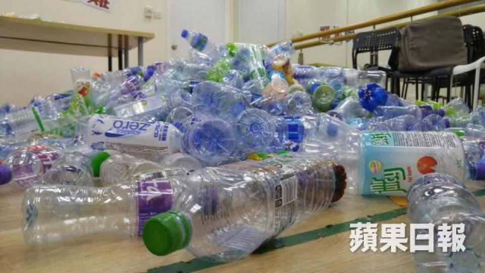 ■環保署研究在回收膠樽時退回按金,增加市民參與回收誘因。 ■環保署研究在回收膠樽時退回按金,增加市民參與回收誘因。