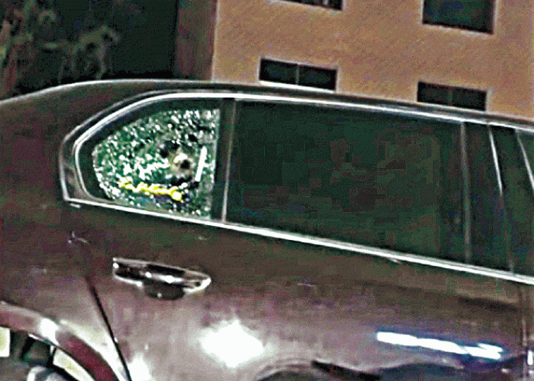 ■私家車車窗留有彈孔。 ■私家車車窗留有彈孔。