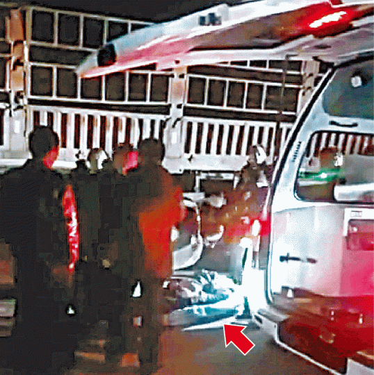 ■警方在其中一個發現屍體(箭嘴示)的槍殺案現場調查。■閉路電視拍到陳建湘(小圖)犯案後逃跑。■荷槍實彈的警察全城搜捕兇徒。新化縣公安局長陳鷹 ■警方在其中一個發現屍體(箭嘴示)的槍殺案現場調查。■閉路電視拍到陳建湘(小圖)犯案後逃跑。■荷槍實彈的警察全城搜捕兇徒。新化縣公安局長陳鷹