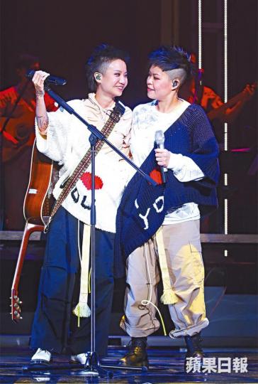 ■at17前晚合體開騷,林二汶(右)指很不習慣沒有Ellen在身邊彈結他的日子。■安哥環節,at17換上閃閃外套唱聖誕歌應節。■Ellen落台見到可愛小妹妹,忍不住摸面。■黃耀明(右)和黃偉文前晚都有捧場。 ■at17前晚合體開騷,林二汶(右)指很不習慣沒有Ellen在身邊彈結他的日子。■安哥環節,at17換上閃閃外套唱聖誕歌應節。■Ellen落台見到可愛小妹妹,忍不住摸面。■黃耀明(右)和黃偉文前晚都有捧場。