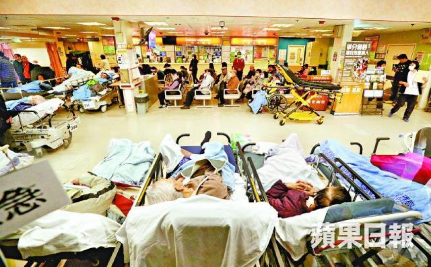 ■伊院病床使用率高達107%,有病人被推出登記大堂。張志華攝 ■伊院病床使用率高達107%,有病人被推出登記大堂。張志華攝