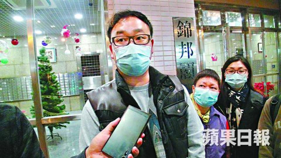 羅伯兒子昨晚與母親(中)及胞姊到場了解事發經過。 羅伯兒子昨晚與母親(中)及胞姊到場了解事發經過。