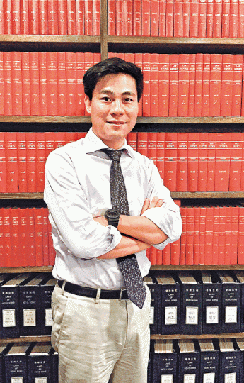 ■屬戴啟思名單的石書銘盼成為執委,代表年輕大律師聲音。■戴啟思的團隊以「A Strong Bar, A Strong Rule of Law」為競選口號。■現任大律師公會主席林定國(左圖)被指不夠強硬,公會在高鐵一地兩檢爭議上亦未有明確立場。 ■屬戴啟思名單的石書銘盼成為執委,代表年輕大律師聲音。■戴啟思的團隊以「A Strong Bar, A Strong Rule of Law」為競選口號。■現任大律師公會主席林定國(左圖)被指不夠強硬,公會在高鐵一地兩檢爭議上亦未有明確立場。