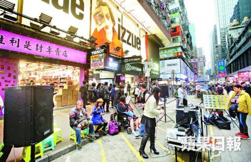 ■旺角行人專用區噪音問題嚴重,影響兩旁店舖經營。黎樹雄攝 ■旺角行人專用區噪音問題嚴重,影響兩旁店舖經營。黎樹雄攝