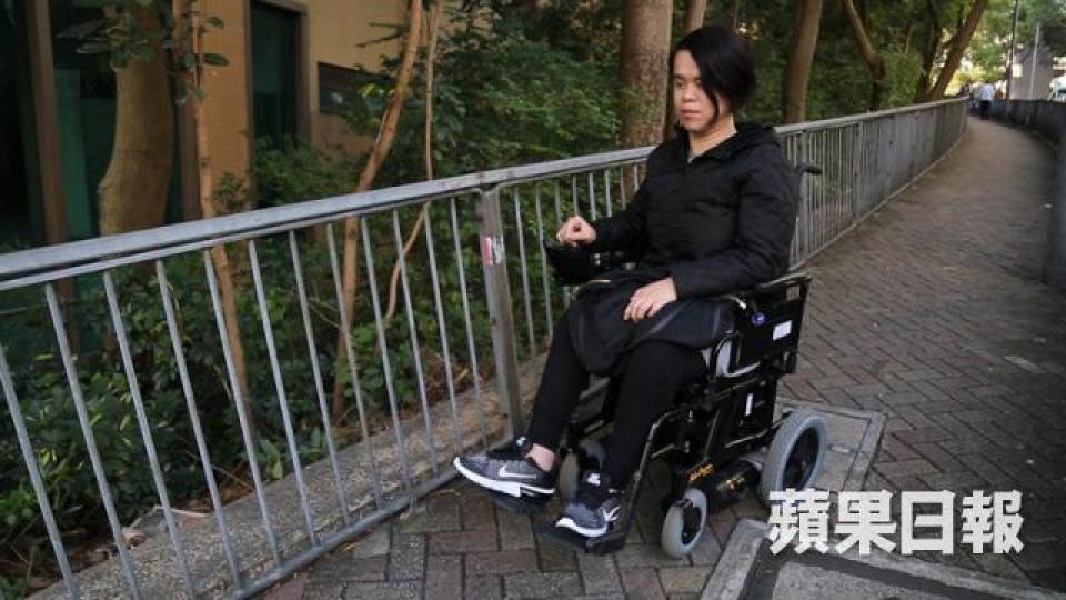寶雯平日上班要花半小時下山到港鐵站乘車。(伍嘉亮攝)寶雯表示港鐵職員未必肯踏摺板,令她擔心摺板移位會構成危險。(伍嘉亮攝)車廂與月台高低不一,不同站的空隙闊度亦有異。(黃海燕攝)一名老婦於2016年11月在羅湖站下車時踏空墮軌。(資料圖片)港鐵升降機暫停使用時,輪椅人士或需到其他站出入。(資料圖片) 寶雯平日上班要花半小時下山到港鐵站乘車。(伍嘉亮攝)寶雯表示港鐵職員未必肯踏摺板,令她擔心摺板移位會構成危險。(伍嘉亮攝)車廂與月台高低不一,不同站的空隙闊度亦有異。(黃海燕攝)一名老婦於2016年11月在羅湖站下車時踏空墮軌。(資料圖片)港鐵升降機暫停使用時,輪椅人士或需到其他站出入。(資料圖片)