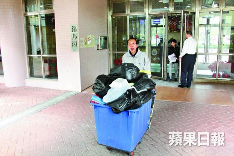 ■事故後,屋苑停用垃圾槽,工人改為逐層搬運垃圾。 ■事故後,屋苑停用垃圾槽,工人改為逐層搬運垃圾。
