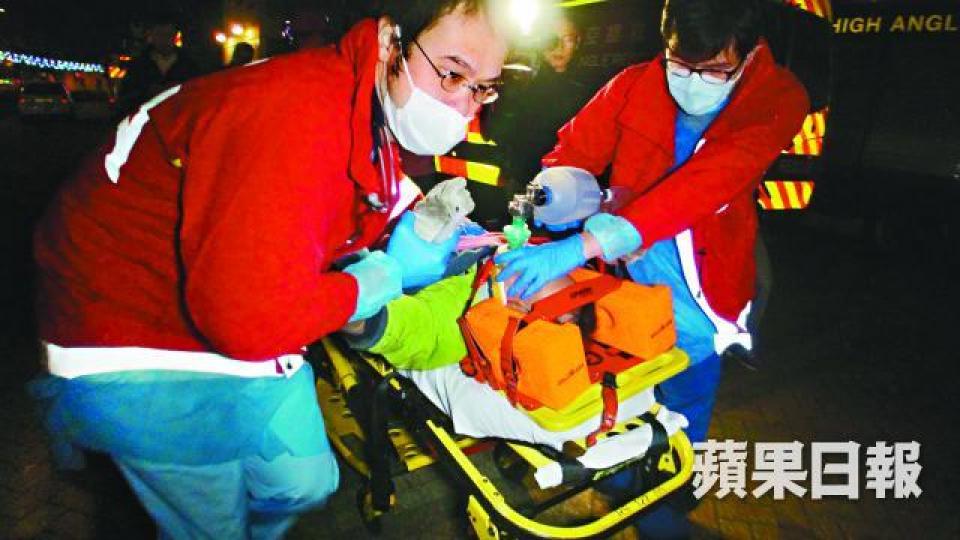 ■醫療隊為羅伯急救,惜送院搶救後不治。姜偉康攝■出事樓層垃圾槽口已封上膠紙。■從電梯CCTV畫面可見,羅伯被救出時已無反應。讀者提供圖片死者羅裕鏘 ■醫療隊為羅伯急救,惜送院搶救後不治。姜偉康攝■出事樓層垃圾槽口已封上膠紙。■從電梯CCTV畫面可見,羅伯被救出時已無反應。讀者提供圖片死者羅裕鏘