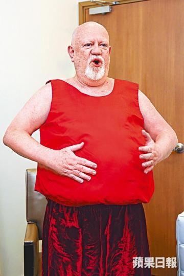 ■現年71歲的聶安達曾扮過200多次聖誕老人,日前他便示範變身過程,其中裝大肚腩是重要一環。■一班小朋友見到聶安達扮演的聖誕老人後上前開心合照。■聶安達黐上老友許冠傑太太在美國代為購買的鬍鬚後,再為兩頰加點紅色。 ■現年71歲的聶安達曾扮過200多次聖誕老人,日前他便示範變身過程,其中裝大肚腩是重要一環。■一班小朋友見到聶安達扮演的聖誕老人後上前開心合照。■聶安達黐上老友許冠傑太太在美國代為購買的鬍鬚後,再為兩頰加點紅色。