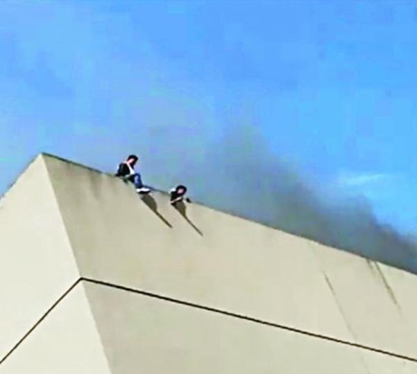 ■社交網站流傳有人在商場天台待救的影片。路透社 ■社交網站流傳有人在商場天台待救的影片。路透社