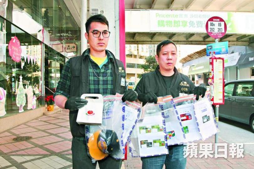 ■警方展示撿獲的7張假卡及失卡。■非裔集團主腦被蒙頭帶返警署。張培生攝 ■警方展示撿獲的7張假卡及失卡。■非裔集團主腦被蒙頭帶返警署。張培生攝