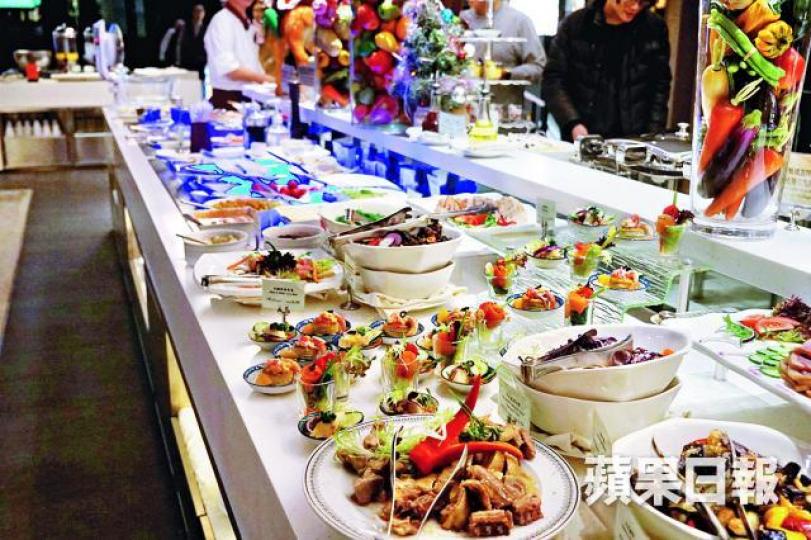 ■自助餐尾聲時吧枱餘下大量食物，杯裝沙律更全晚乏人問津。江俊豪攝■食德好會回收食物贈予有需要人士，惟經理袁德志指市民應源頭減廢。