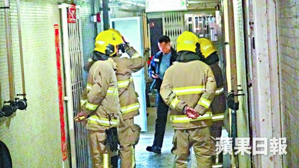 ■消防員破門入屋撲熄閉門火,事後在場調查。簡明恩攝 ■消防員破門入屋撲熄閉門火,事後在場調查。簡明恩攝