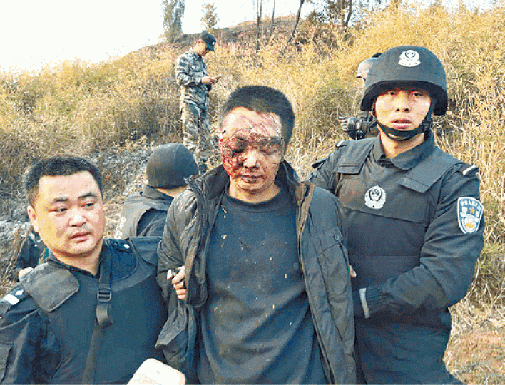 ■陳建湘被多名警員合力制服。 ■陳建湘被多名警員合力制服。