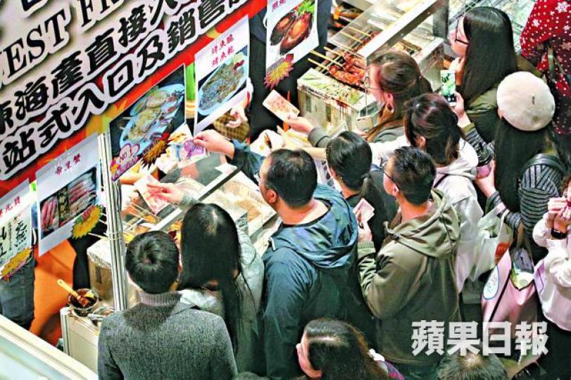 ■冬日美食節水洩不通,展商指市民樂於消費。張志華攝■美食節在聖誕前夕開幕,吸引不少市民入場。 ■冬日美食節水洩不通,展商指市民樂於消費。張志華攝■美食節在聖誕前夕開幕,吸引不少市民入場。