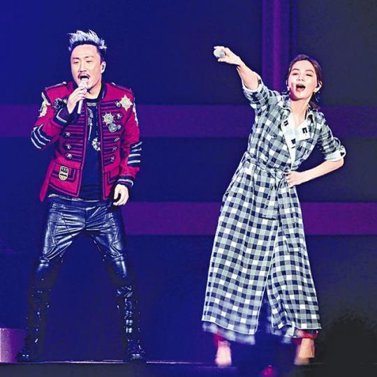 ■余思敏帶同子女撐老公場。台灣《蘋果日報》
■余思敏帶同子女撐老公場。台灣《蘋果日報》