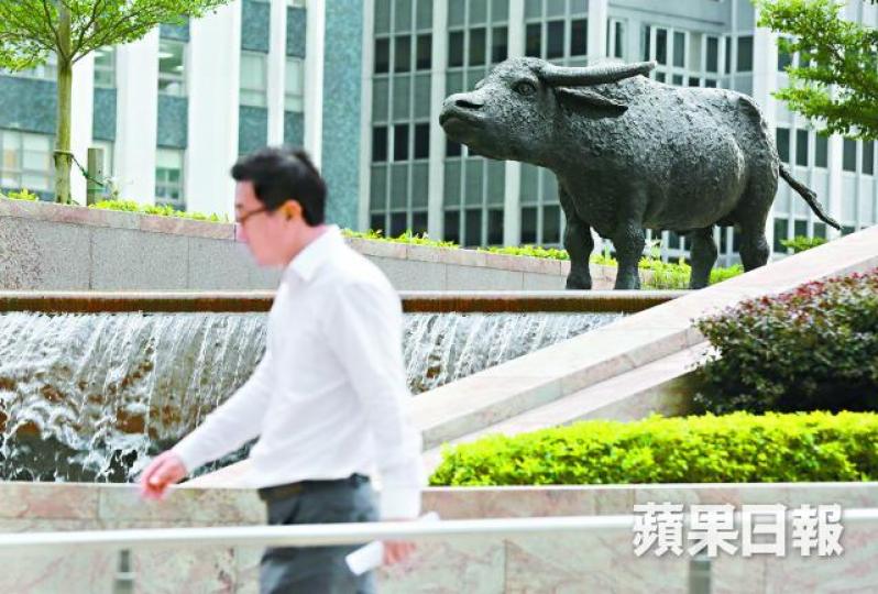 ■港股今年牛氣沖天，年內飆逾三成，表現為8年最佳。資料圖片■道指今年多次創新高，累升25%，納指更漲近三成。彭博資訊