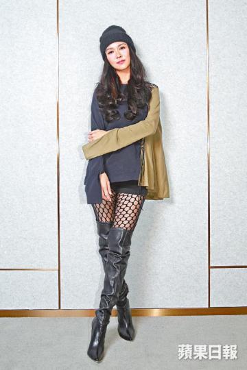 ■Fiona笑說曾經交換禮物收過三鞭酒同鎚仔。■Fiona即場唱《White Christmas》慶祝聖誕節。 ■Fiona笑說曾經交換禮物收過三鞭酒同鎚仔。■Fiona即場唱《White Christmas》慶祝聖誕節。