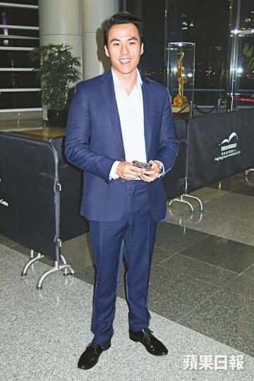■26歲的何猷啟不愁寂寞,他昨接受本報訪問時直認有拖拍。資料圖片【拖手報喜】■猷啟與新歡在外地過節,並選擇在踏入聖誕節的一刻公告戀情。微博圖片【送走舊愛】■今年5月,猷啟與以色列籍索模Angelika和平分手。資料圖片【融入家中】■江若琳(右二)甚得男友蕭潤邦的媽咪歡心。互聯網圖片 ■26歲的何猷啟不愁寂寞,他昨接受本報訪問時直認有拖拍。資料圖片【拖手報喜】■猷啟與新歡在外地過節,並選擇在踏入聖誕節的一刻公告戀情。微博圖片【送走舊愛】■今年5月,猷啟與以色列籍索模Angelika和平分手。資料圖片【融入家中】■江若琳(右二)甚得男友蕭潤邦的媽咪歡心。互聯網圖片