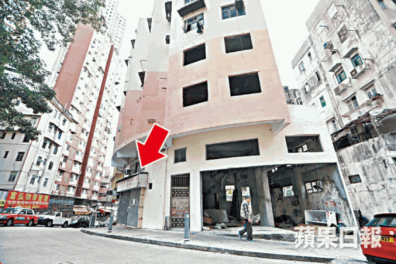 ■涉案地舖仍是一片敗瓦,寶光玻璃(箭嘴示)大閘一直關上。■伍靄霞■2015年慈雲山發生的車房爆炸案造成3死9傷。 ■涉案地舖仍是一片敗瓦,寶光玻璃(箭嘴示)大閘一直關上。■伍靄霞■2015年慈雲山發生的車房爆炸案造成3死9傷。