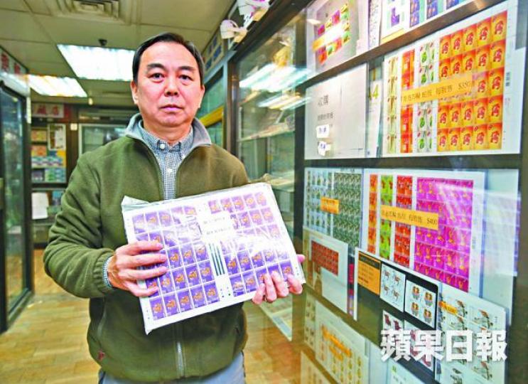 ■周德偉稱近年郵品炒價低迷。陳海威攝 ■周德偉稱近年郵品炒價低迷。陳海威攝