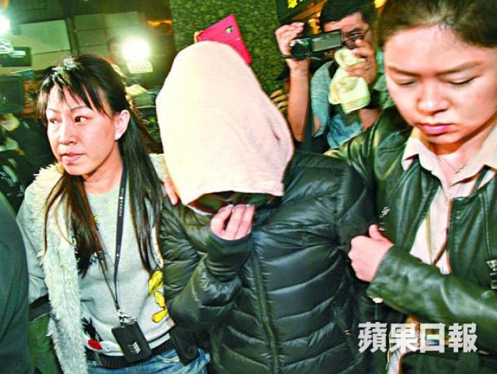 ■凱富旅行社捲入詐騙案,一名38歲外籍女董事被捕。■凱富旅行社昨被黑布封着店面玻璃,有警員在場駐守。 ■凱富旅行社捲入詐騙案,一名38歲外籍女董事被捕。■凱富旅行社昨被黑布封着店面玻璃,有警員在場駐守。