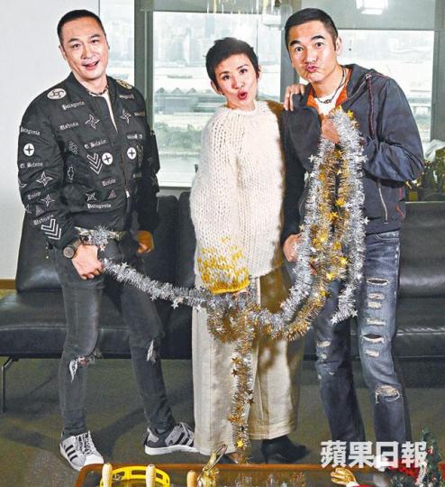 ■鎮宇(左)及君如趁聖誕為子女打扮一番,但方中信表示「唔理」。■方中信(右)寫聖誕祝福有心思,連君如都八卦望一望。■君如指方中信拍《妖鈴鈴》時扮禿頭,講明一條頭髮都不能少。■鎮宇爆囝囝想扮《星戰》黑武士,但太肥穿不到。 ■鎮宇(左)及君如趁聖誕為子女打扮一番,但方中信表示「唔理」。■方中信(右)寫聖誕祝福有心思,連君如都八卦望一望。■君如指方中信拍《妖鈴鈴》時扮禿頭,講明一條頭髮都不能少。■鎮宇爆囝囝想扮《星戰》黑武士,但太肥穿不到。