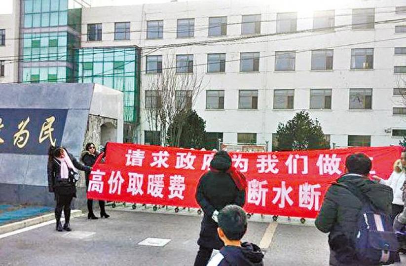 ■北京有居民抗議煤改氣後,取暖費上漲,大廈停止供暖。互聯網■官員穿大衣訪受影響民居,被質疑供暖仍未穩定。 ■北京有居民抗議煤改氣後,取暖費上漲,大廈停止供暖。互聯網■官員穿大衣訪受影響民居,被質疑供暖仍未穩定。