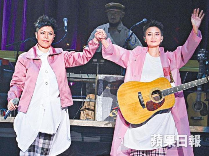 ■Ellen太太余靜萍(右)前晚再度現身支持另一半開騷。
■Ellen太太余靜萍(右)前晚再度現身支持另一半開騷。