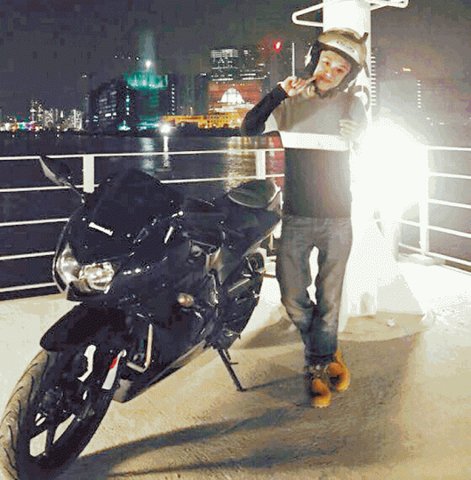 ■車禍死者鄭天佑去年考獲電單車牌後,便駕駛其戰車穿梭全港。互聯網■死者送院搶救9小時終告不治。唐家輝攝■事主父親(中)表現哀傷,親友在旁安慰。 ■車禍死者鄭天佑去年考獲電單車牌後,便駕駛其戰車穿梭全港。互聯網■死者送院搶救9小時終告不治。唐家輝攝■事主父親(中)表現哀傷,親友在旁安慰。