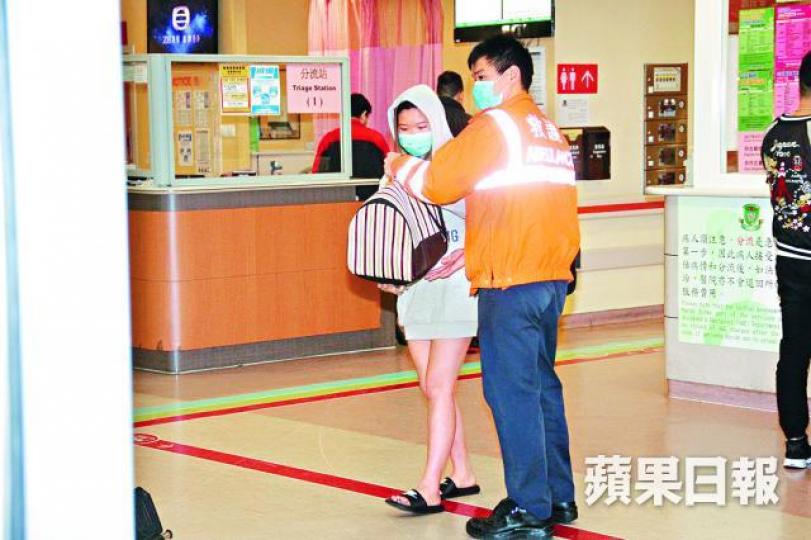 ■困於屋內的女住客受傷送院。司徒韋桐攝
■困於屋內的女住客受傷送院。司徒韋桐攝