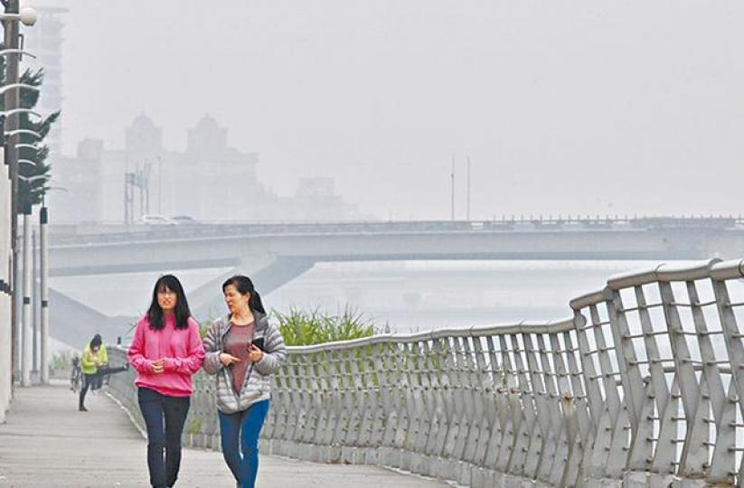 ■受中國污染物侵襲,台北巿天空昨灰濛濛一片。台灣《蘋果日報》 ■受中國污染物侵襲,台北巿天空昨灰濛濛一片。台灣《蘋果日報》