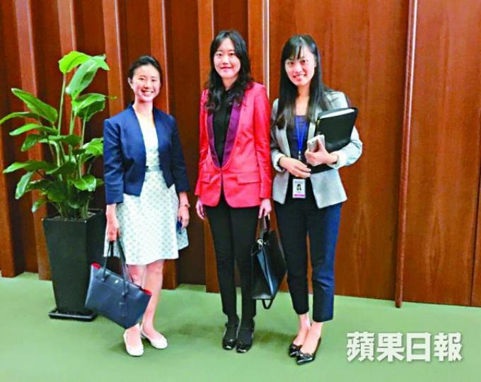 ■左起:政助馮海容、楊寶蓮及張曼莉同為未婚族。 ■左起:政助馮海容、楊寶蓮及張曼莉同為未婚族。