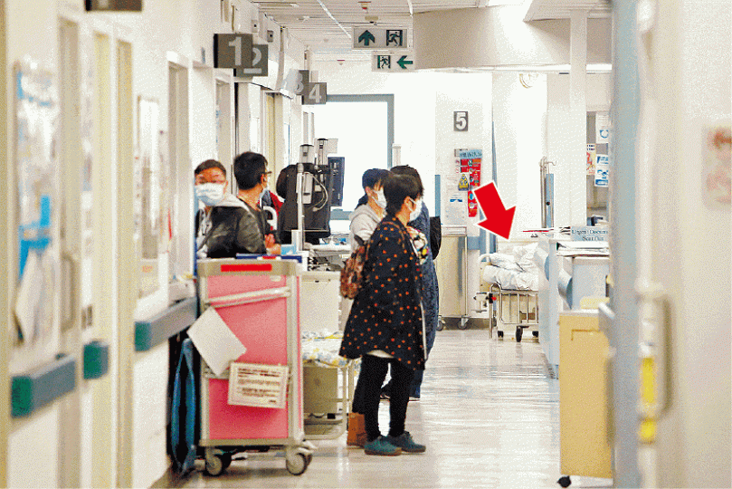 ■聖誕節博愛醫院內科病房「大爆棚」,走廊亦需加床(箭嘴示)。■博愛醫院需接收天水圍醫院的住院病人,病床壓力大增。黃耀興攝 ■聖誕節博愛醫院內科病房「大爆棚」,走廊亦需加床(箭嘴示)。■博愛醫院需接收天水圍醫院的住院病人,病床壓力大增。黃耀興攝