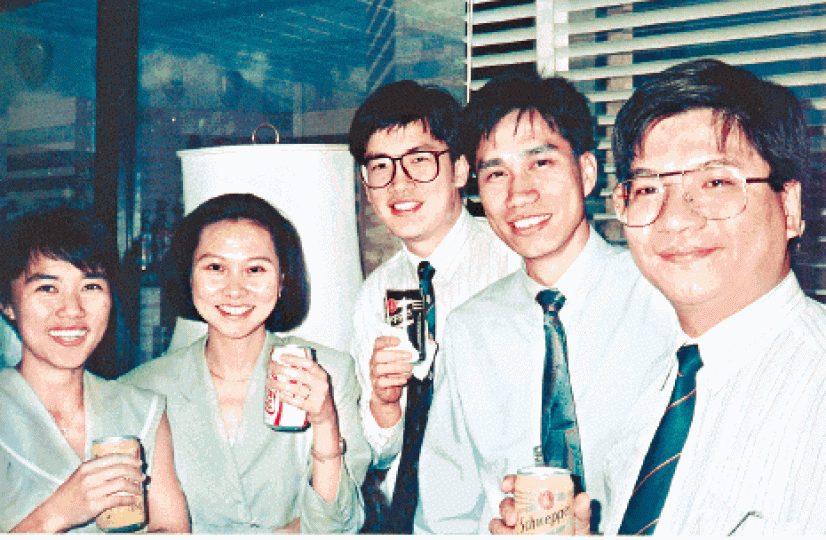 ■鍾兆揚1990年調往商罪科;圖為他(右二)與商罪科同袍合照。受訪者提供圖片 ■鍾兆揚1990年調往商罪科;圖為他(右二)與商罪科同袍合照。受訪者提供圖片