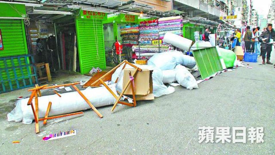 ■事發後,排檔布匹散落地上。■涉事貨車左車頭損毀。 ■事發後,排檔布匹散落地上。■涉事貨車左車頭損毀。